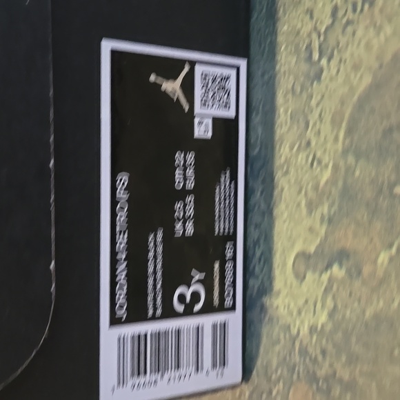 Jordan 4 Retro - Picture 2 of 8